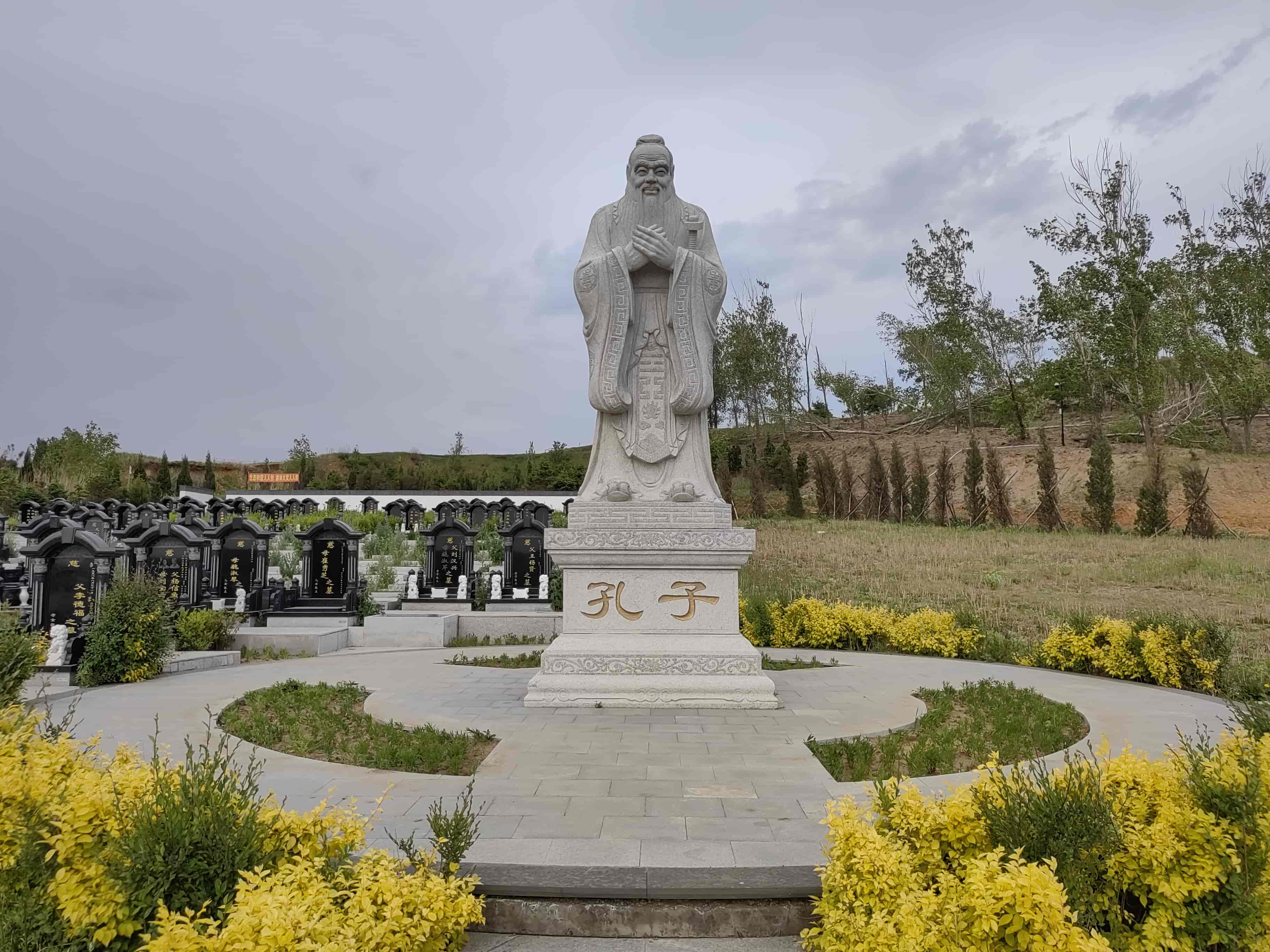 隆宝山墓园 隆宝山墓园