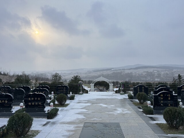 沈阳龙福山墓地