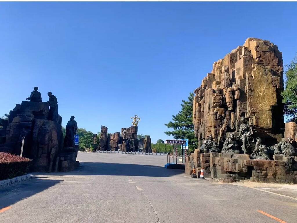 沈阳西郊卧龙墓园