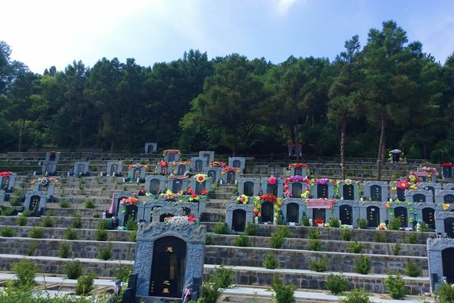 大河贝墓园