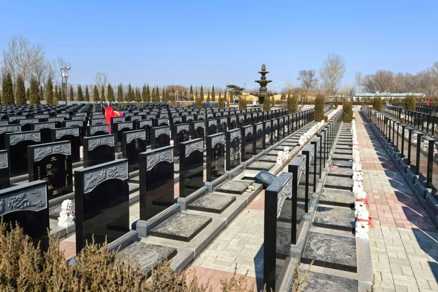 沈阳西郊卧龙墓园