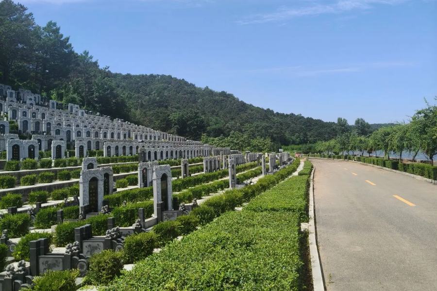 大河贝墓园